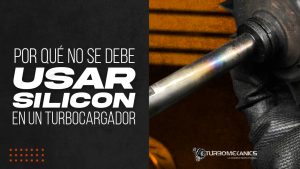 Técnico trabajando en eje de turbocargador explicando por qué no usar silicón en turbos automotrices